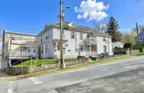 Bridgewater House | Pretty Bachelor with Balcony near River & Trails