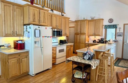 Shawano Cottage | Price Reduced & Licensed! Spacious Lake House for Rent 2025 NFL Draft