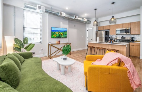Over-the-Rhine Apartment | Prime OTR+Lux King Bed+2 Smart TVs+Sleeps 3ppl+Paid Private Lot+1st Floor