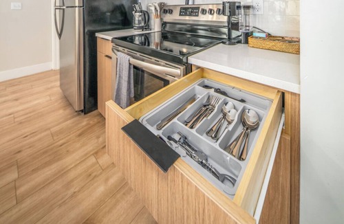 Over-the-Rhine Apartment | Prime OTR+Lux King Bed+2 Smart TVs+Sleeps 3ppl+Paid Private Lot+1st Floor