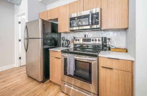 Over-the-Rhine Apartment | Prime OTR+Lux King Bed+2 Smart TVs+Sleeps 3ppl+Paid Private Lot+1st Floor