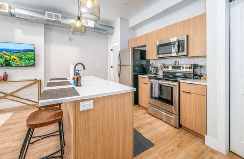 Over-the-Rhine Apartment | Prime OTR+Lux King Bed+2 Smart TVs+Sleeps 3ppl+Paid Private Lot+1st Floor