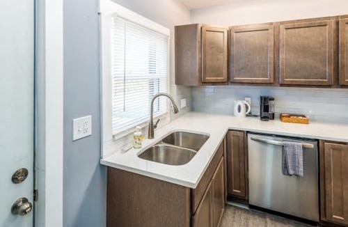 Walnut Hills Apartment | Prime Walnut Hills, 5min to UC, Lux King Beds, Sleep 6ppl, Smart TVs