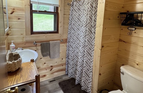 Girard Cabin | Pristine 3BR on a great fishing & recreation lake. Water toys & boat available!