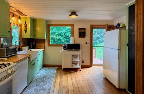 North Egremont House | Pristine Prospect lake, paddle boards, swim dock+!