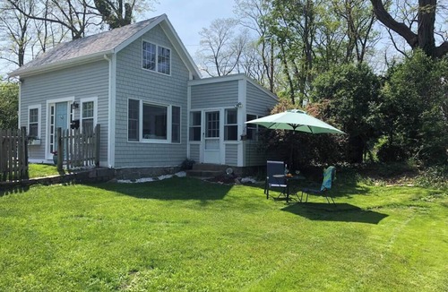 Gloucester Cottage | Private Cottage with AC & wifi, Steps to the Beach