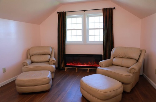 Clinton House | Private Country Suite Near Truman Lake & Fishing