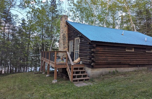 Outing Cabin | Private, cozy 4-bedroom log cabin with 374 feet of lakeshore on Washburn Lake!
