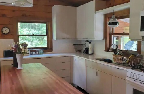 Lyman House | Private family retreat on Swan Pond