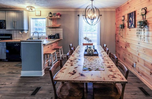 Wellston House | Private Hot Tub Retreat with "Movie Theatre" - Fox Lodge by Janix Escapes