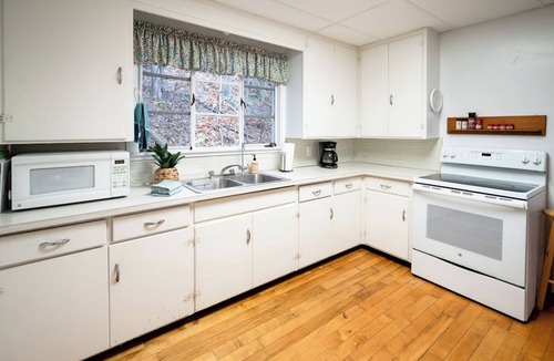 Grand Haven Cottage | Private Lake Michigan Lakefront Retreat w/Beach