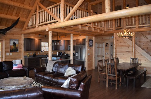Gilead House | Private Log Cabin with an AMAZING VIREW! Hot Tub and Sleeps up to 14