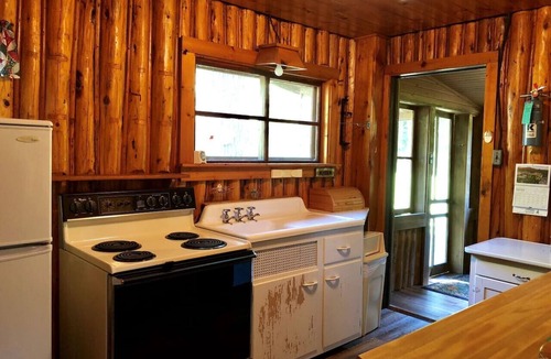 Hayward Cabin | Private Lot on Little Round!