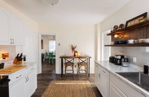 Torrington Apartment | Private Modern 3 Bed Apt Close to Downtown- 1st Flr