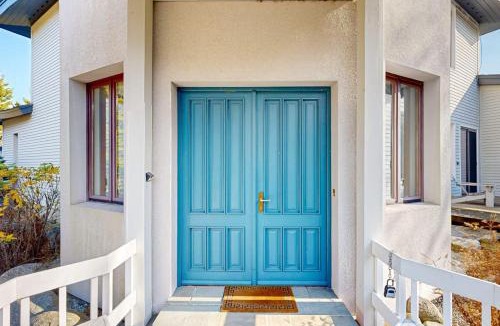 Ocean Point House | Private Oceanfront Home - 2 Fireplaces, 4 Decks & Grill, Dog-friendly