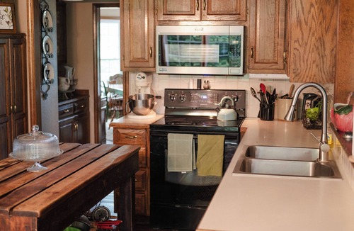 Waldron House | Private Orchard Estate Near KC - World Cup Stay