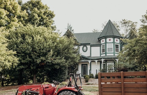 Waldron House | Private Orchard Estate Near KC - World Cup Stay
