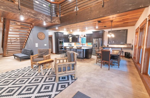 Remer Cabin | Private Paradise- Luxury lodge and Event Venue. year-round adventure!