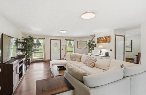 Joelton House | Private Pool Estate Sleeps 20 with Guest House