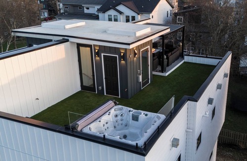 Haynes Area House | Private Rooftop Hot Tub & Cabana @TheNewCumberland