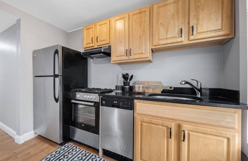 Columbus Park - Andrew Square Apartment | Private Room with Shared Bath in Quiet Street