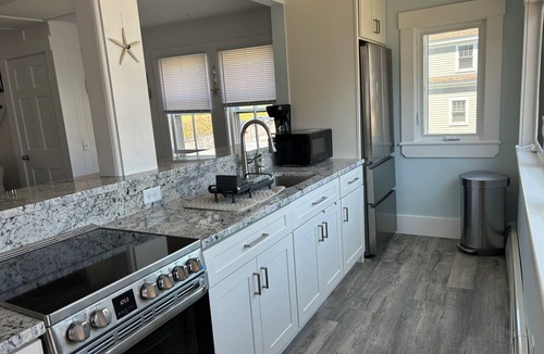 Rye Apartment | Private Rye Beach getaway with 3 bedrooms across two units, ideal for couples or families. Enjoy private beach access, ocean views, fast Wi-Fi, and walk to Petey’s Famous Seafood—steps from the sand and coastal dining.