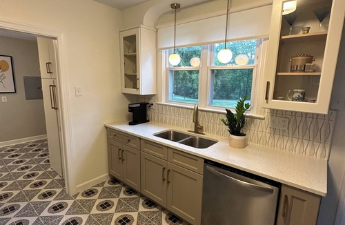 Portsmouth House | Private, wooded, and convenient cottage just blocks from SOMC