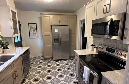 Portsmouth House | Private, wooded, and convenient cottage just blocks from SOMC