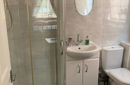 Warwick House | Professional Bed & Breakfast en-suite double rooms £80 per night per room.