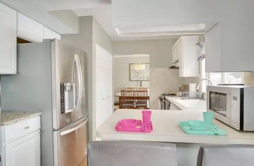 Fox Valley House | PROMO 10% WEEKLY AND 15% MONTHLY OFF Naperville/Aurora, King Bed, Fenced Yard!