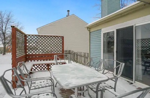Fox Valley House | PROMO 10% WEEKLY AND 15% MONTHLY OFF Naperville/Aurora, King Bed, Fenced Yard!