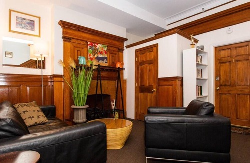 Longwood Apartment | Pvt Room, St Mary’s, Fenway, Longwood, Green Line