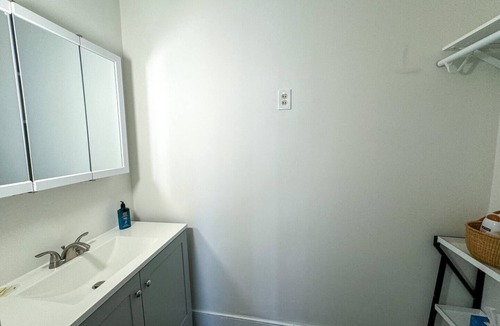 Longwood Apartment | Pvt Room, St Mary’s, Fenway, Longwood, Green Line