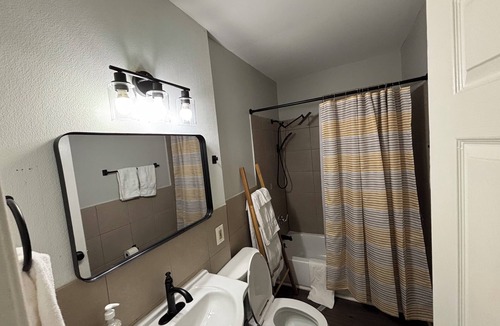 Hamtramck Apartment | Quaint 2-bedroom apartment in welcoming Hamtramck neighborhood