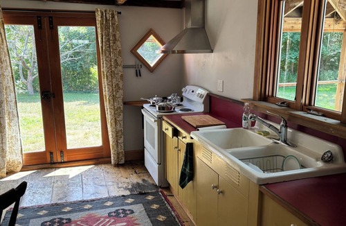 Dartmouth House | Quaint 2-bedroom house in South Dartmouth historic area perfect for summer stay