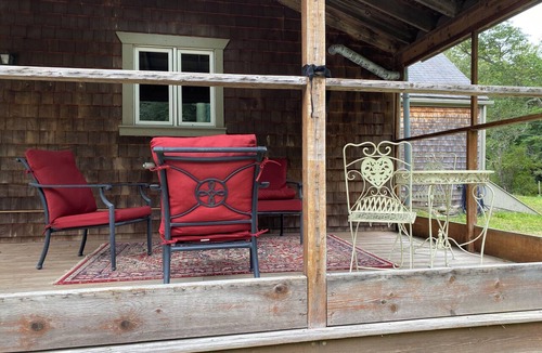 Dartmouth House | Quaint 2-bedroom house in South Dartmouth historic area perfect for summer stay
