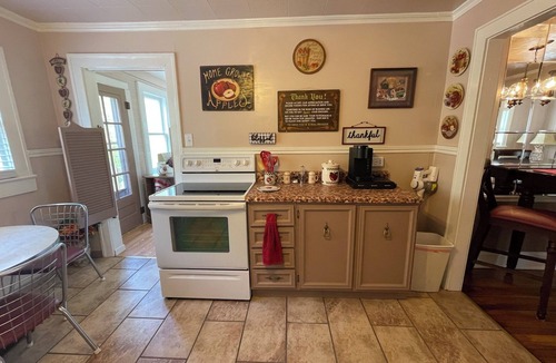 Iaeger House | Quaint 3 Bedroom House Free Parking on Premises