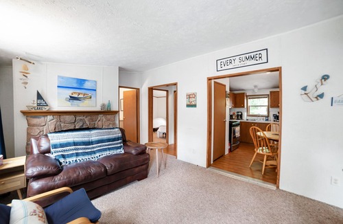 Oscoda House | Quaint Cabin: Beach Days & Bonfire Nights – The Ultimate Summer Escape! No Central A/C