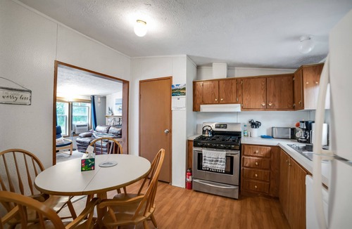Oscoda House | Quaint Cabin: Beach Days & Bonfire Nights – The Ultimate Summer Escape! No Central A/C