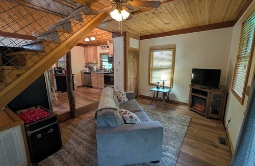 Laurelville Cabin | Quaint Cabin w/Elevated Back Deck Among the Trees