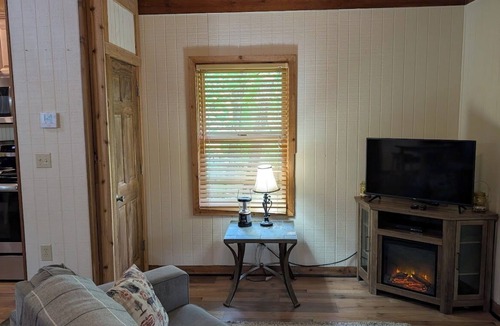 Laurelville Cabin | Quaint Cabin w/Elevated Back Deck Among the Trees