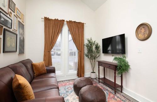 Northside District House | Quaint Cottage in DTown Lex, 15 mins to Horse Park