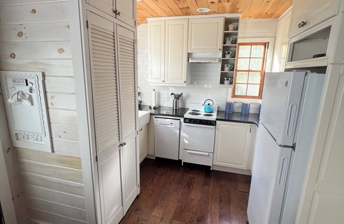 East Orleans Cottage | Quaint cottage in Orleans, 2 bedrooms, upper deck, 2 miles to Nauset beach.