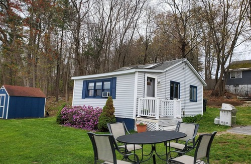 Dracut Cottage | Quaint Cottage right on Long Pond in Dracut Massachsettes. Lake view,