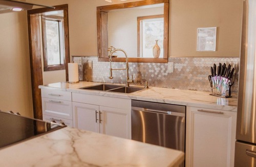 Hayward House | Quaint Farmhouse in the middle of your outdoor fun
