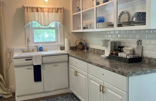 Oakland House | Quaint Little Cottage