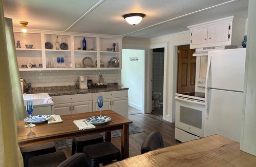 Oakland House | Quaint Little Cottage