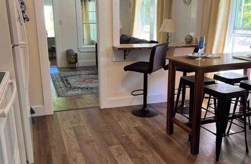 Oakland House | Quaint Little Cottage