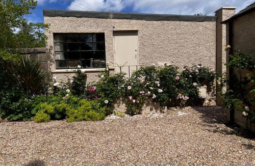 Loanhead House | Quaint self contained cottage near Edinburgh.