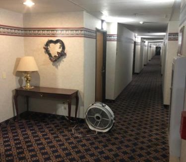 Mineralwells Hotel | Quality Express Inn & Suites